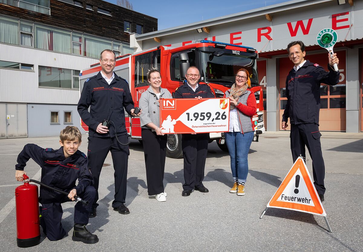 Bild1: Pfandgeld-Übergabe an die ortszuständige Feuerwehr