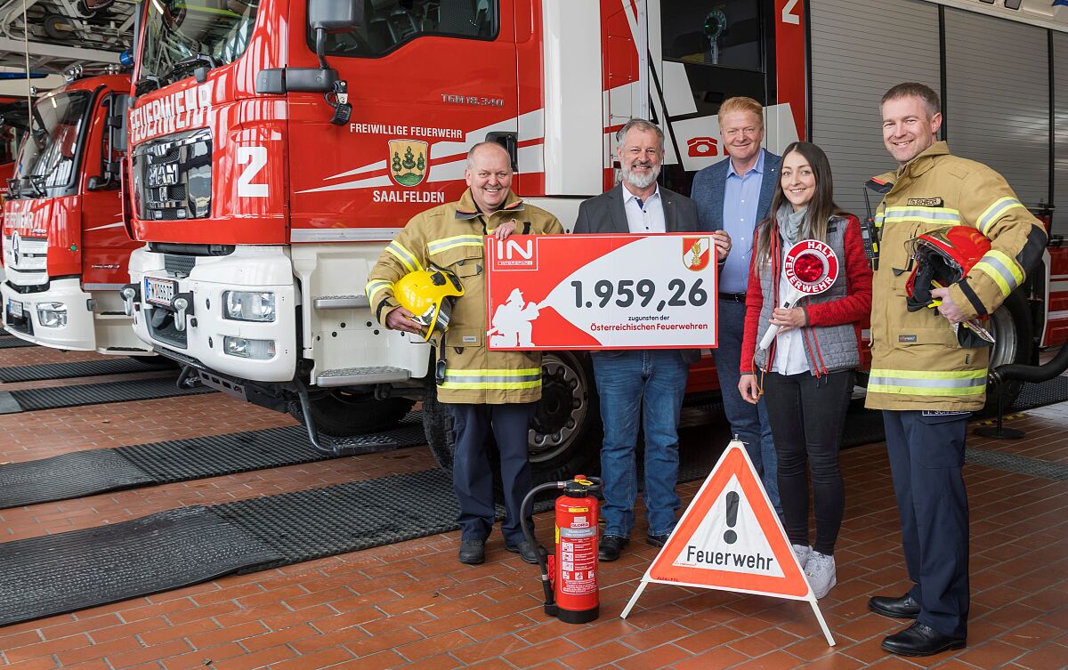 Bild1: Spendenübergabe an die ortszuständige Feuerwehr