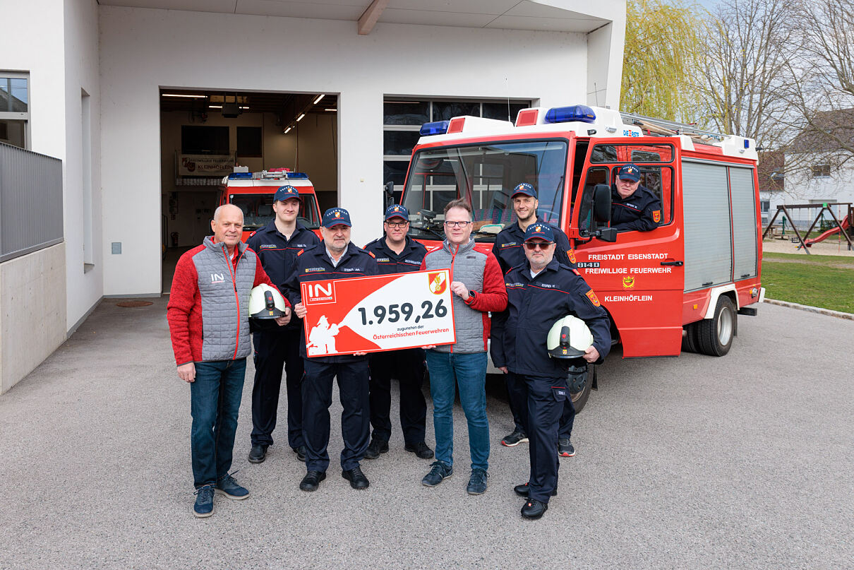 Bild1: Spendenübergabe an die ortszuständige Feuerwehr 
