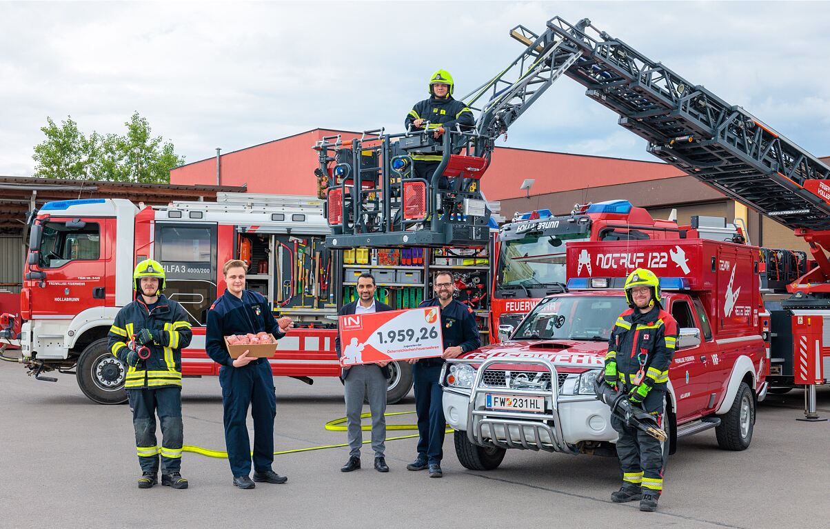 Bild1: Spendenübergabe an die ortszuständige Feuerwehr 