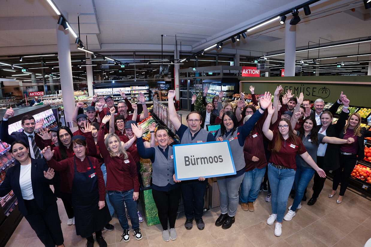 PR Foto EUROSPAR Bürmoos Team jubelnd 01