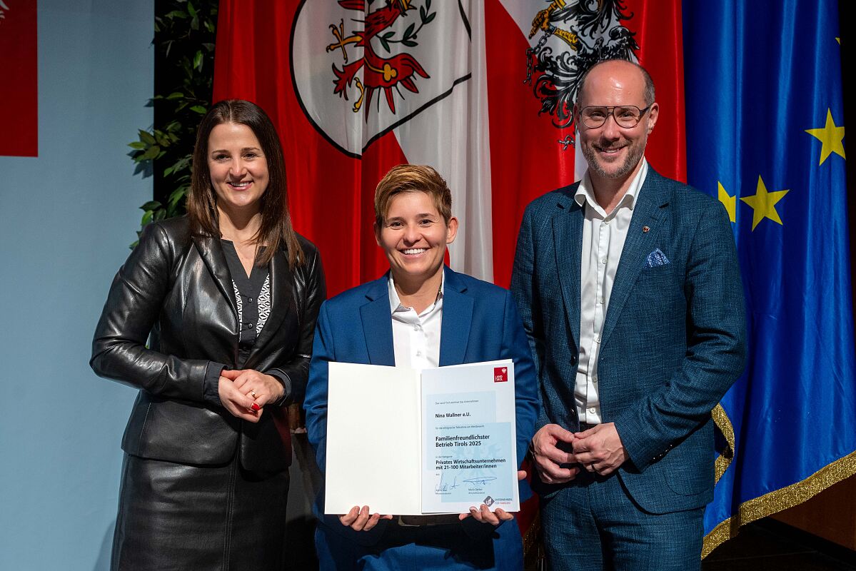 PA Foto Nina Wallner mit Astrid Mair und Mario Gerber Familienfreundlichster Betrieb