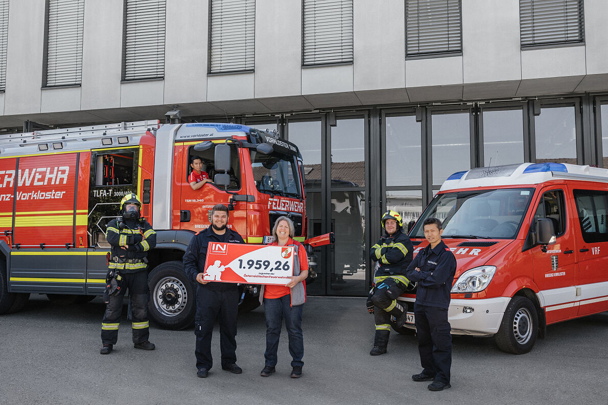 Bild1: Pfandbonspenden-Übergabe an die Feuerwehr