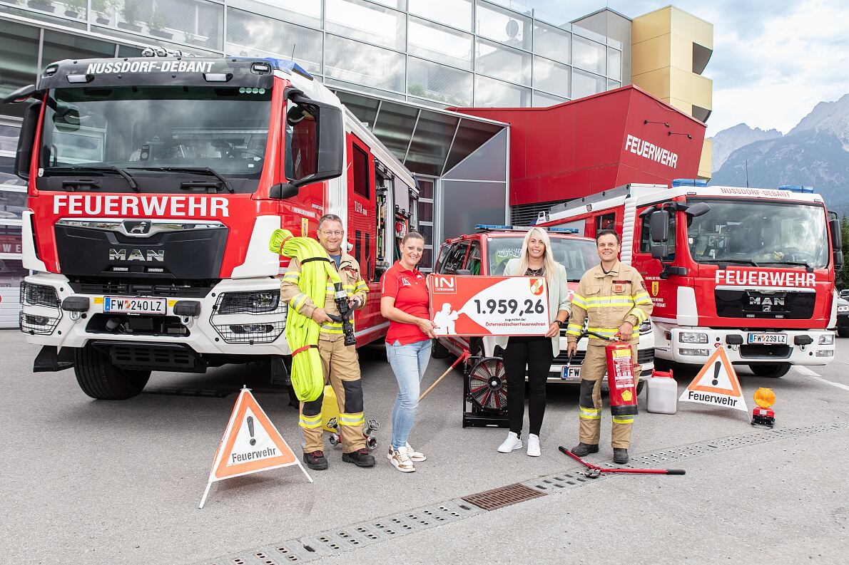 Bild1: Pfandbonspenden-Übergabe an die Feuerwehr