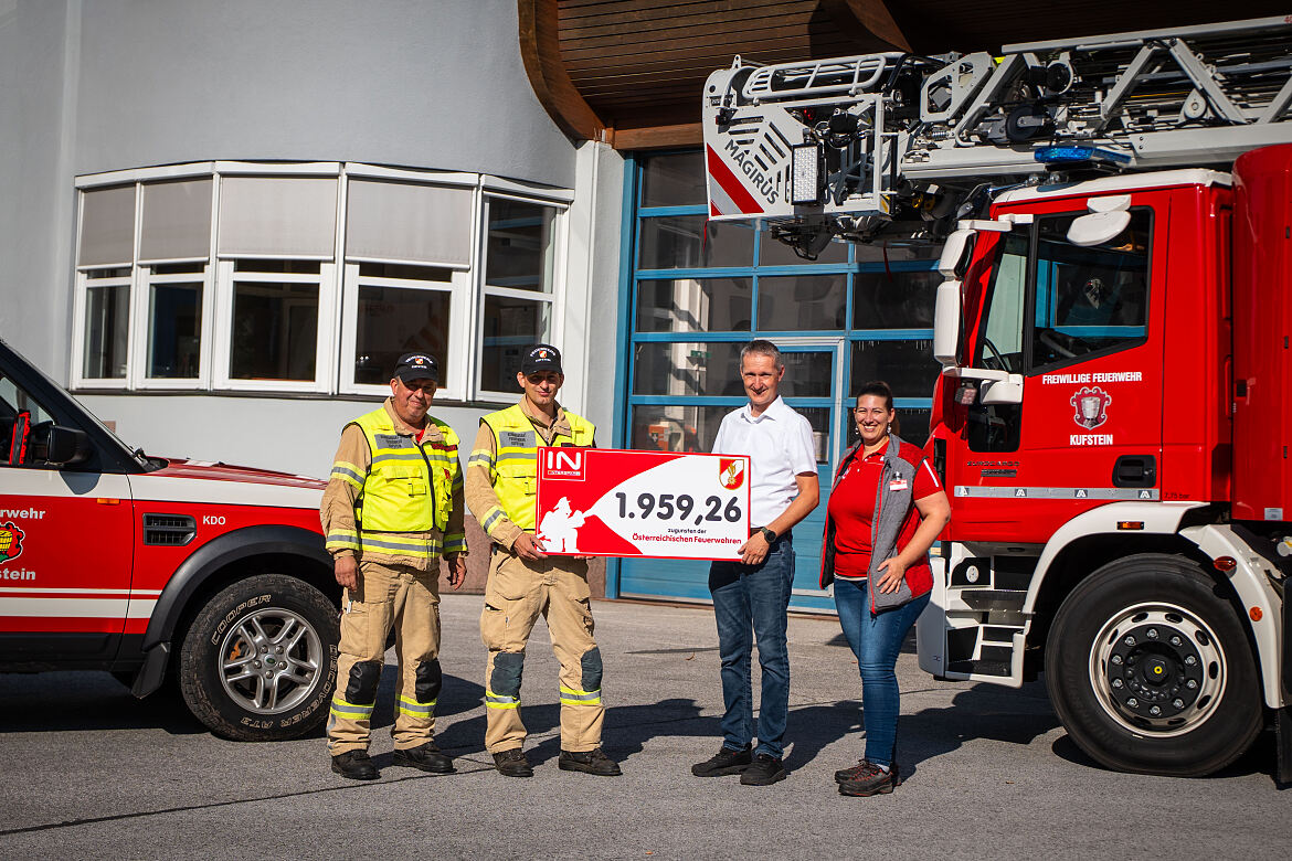Bild1: Pfandbonspenden-Übergabe an die Feuerwehr