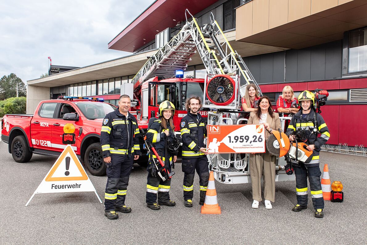 Bild1: Pfandbonspenden-Übergabe an die Feuerwehr