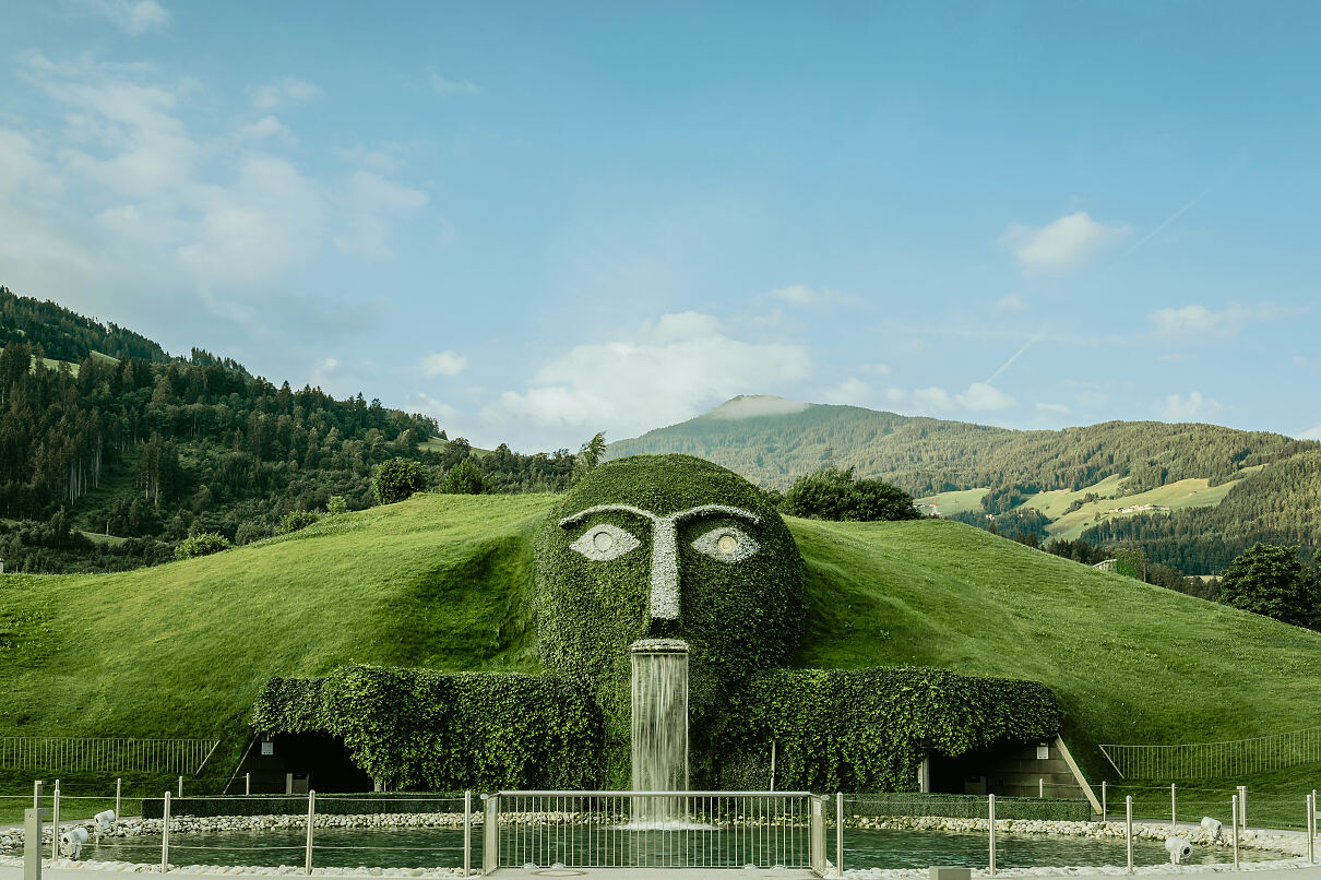 SPAR_2023_Giant_in_Summer_01_cSwarovski_Kristallwelten
