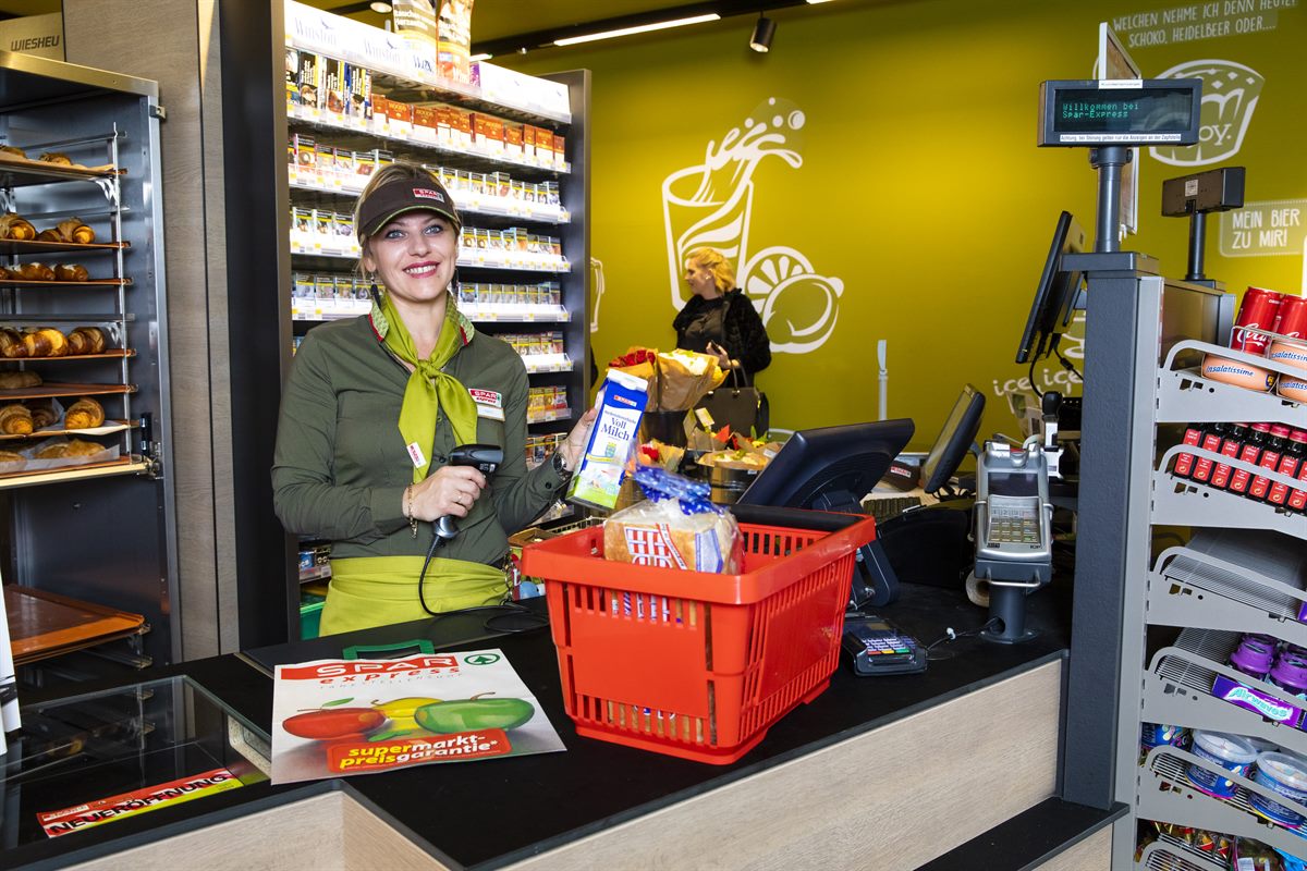 Einkaufen zu Supermarktpreisen im SPAR express Tankstellenshop
