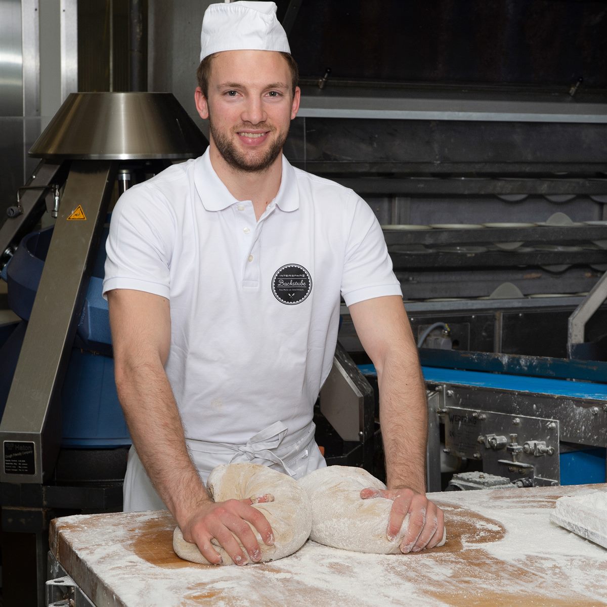 INTERSPAR-Bäckerei_Bäckermeister bei der Arbeit