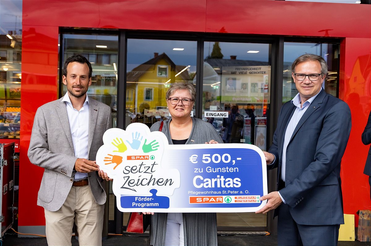 Scheckuebergabe_Caritas