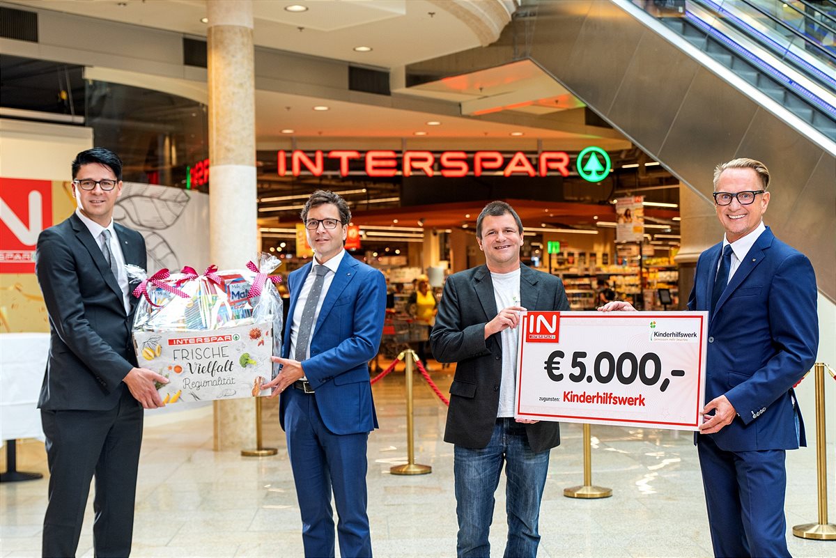 Spendenübergabe an das Kinderhilfswerk Traun