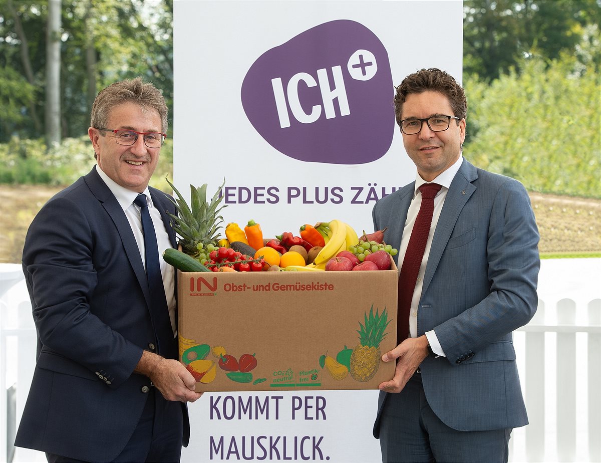 Manfred Hohensinner und Markus Kaser mit der INTERSPAR Obst- und Gemüsekiste
