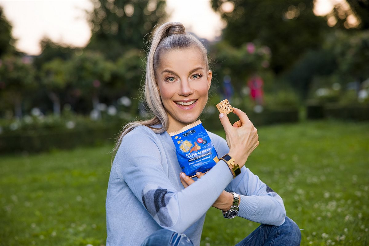 NUSSYY®-Gründerin DI Carina Pirngruber mit den neuen NUSSYY® BIO LECKER-CRACKER DINKEL • SESAM • MEERSALZ