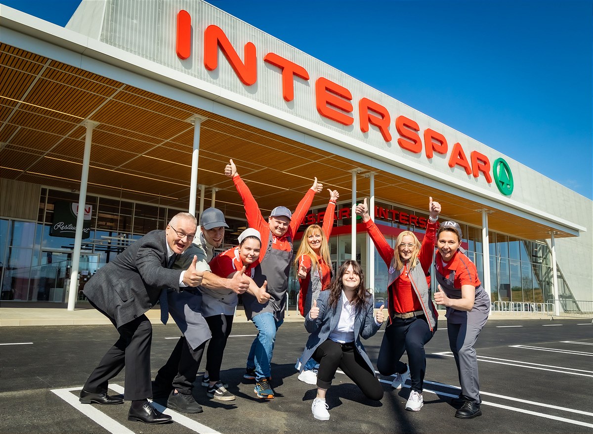 Mitarbeitende des neuen INTERSPAR-Hypermarkts Oberwart