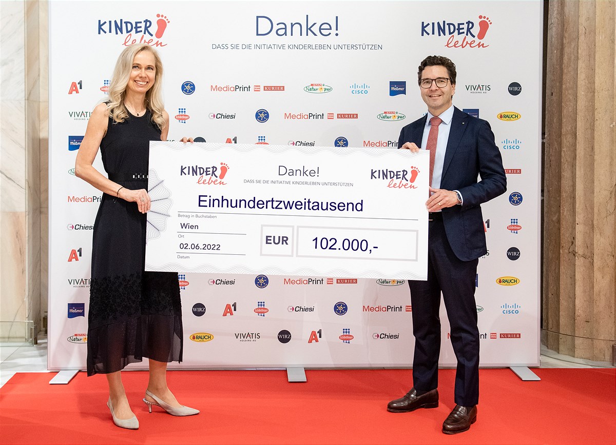 SPAR übergibt einen Scheck an den Verein unser_kind  