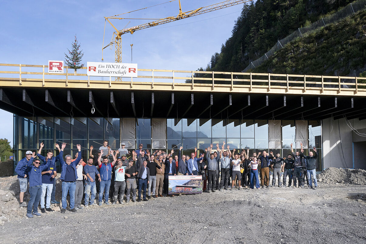 PA Foto SPAR-Firstfeier Brixlegg regionale Handwerker gesamt jubelnd 