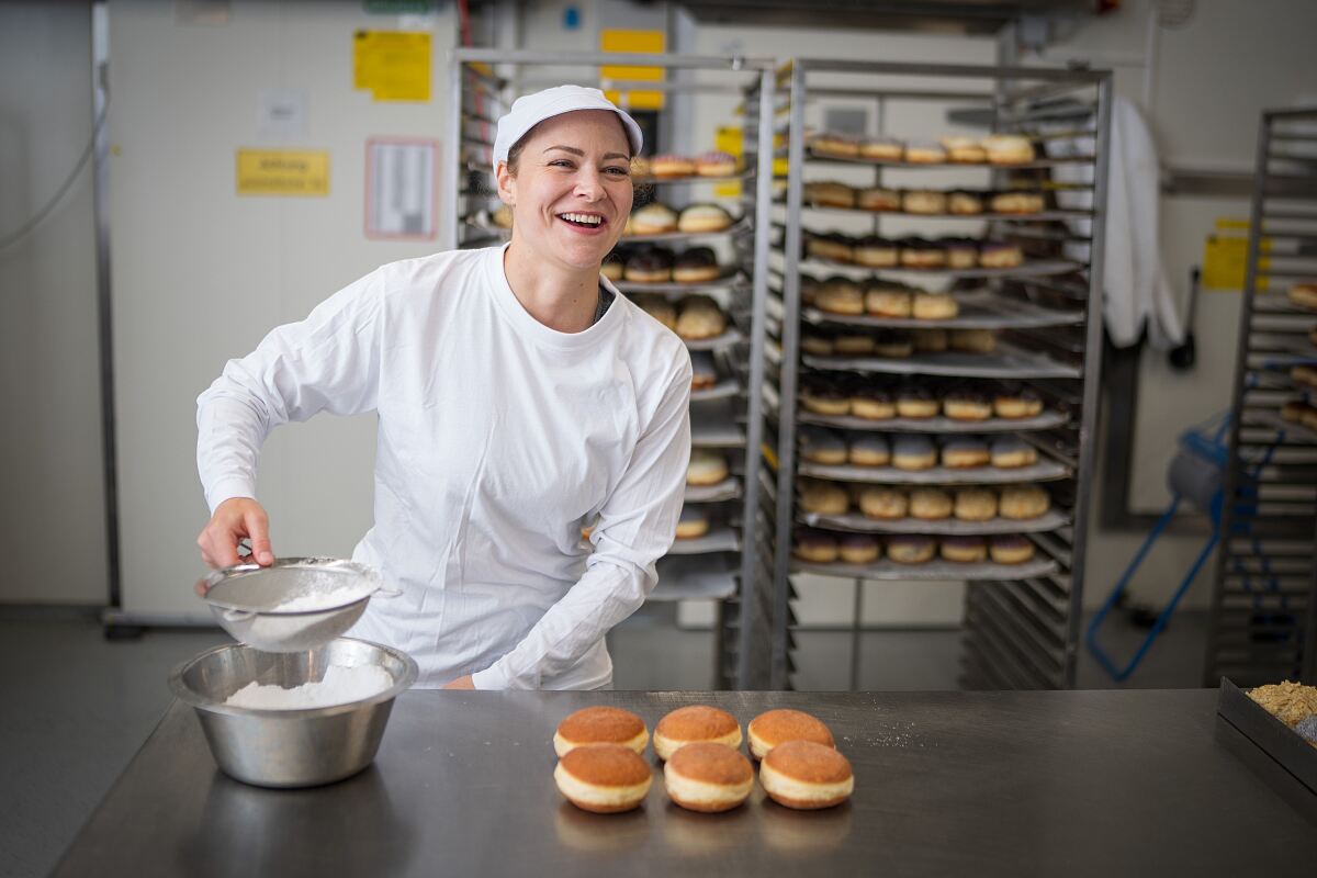 Sarah Kronthaler versorgt die Tiroler-innen mit allerhand süßen Kreationen.jpg