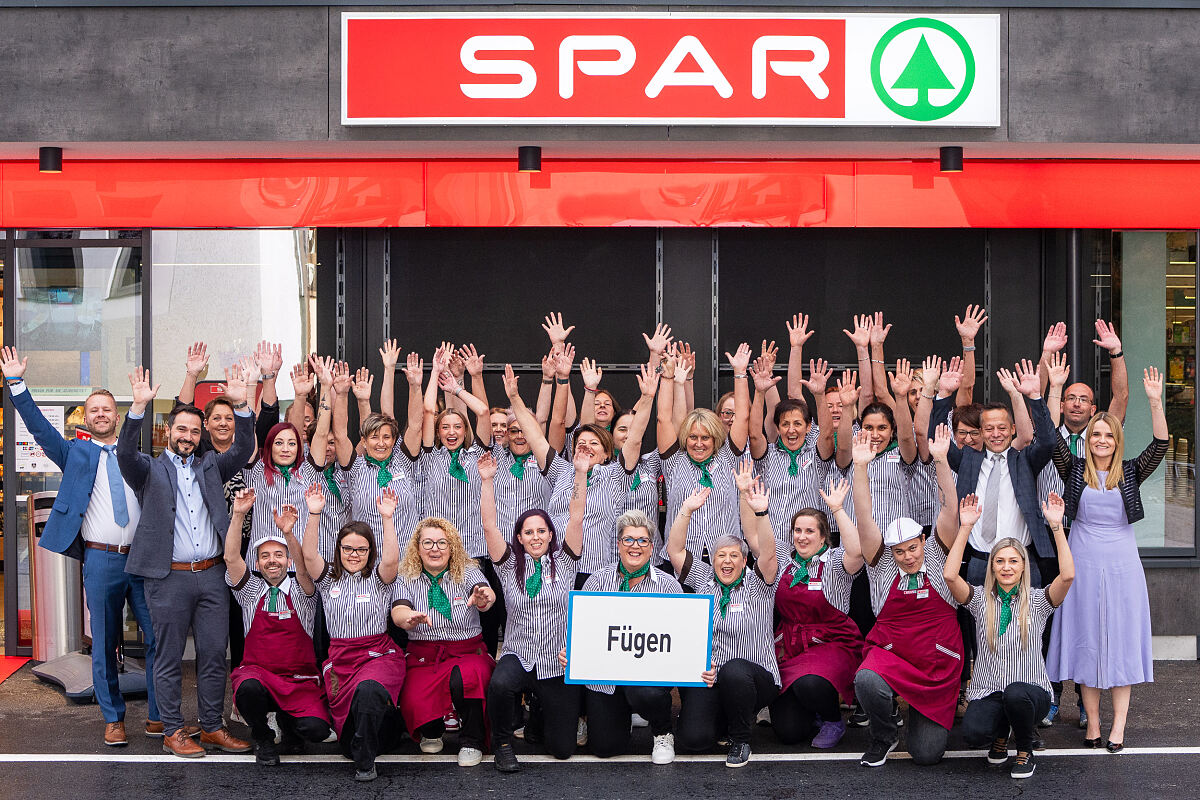 PR Foto Eröffnung SPAR Fügen Gruppenfoto jubelnd