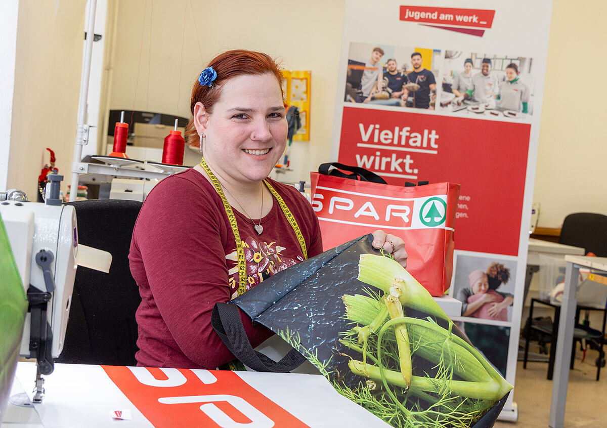 SPAR Taschen aus Bauzaunplanen