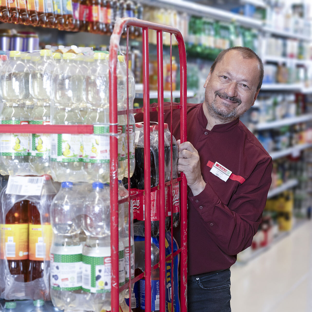 PA Foto SPAR Vukic Andreas Arbeiten in der Pension 06 mit Combitainer lächelnd