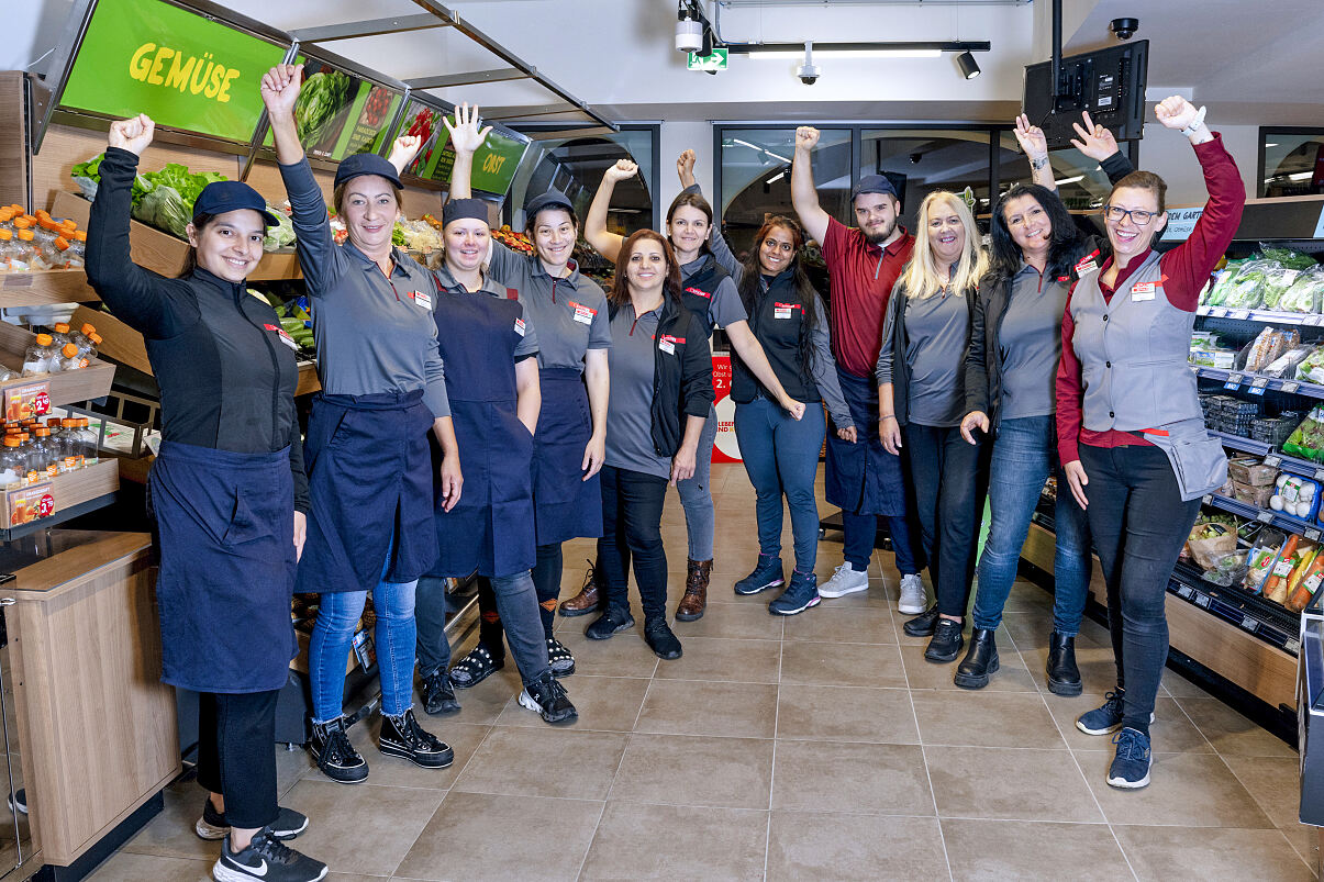 PR Foto ganzes Team SPAR Kufstein Gründermarkt Berufsbekleidung neu