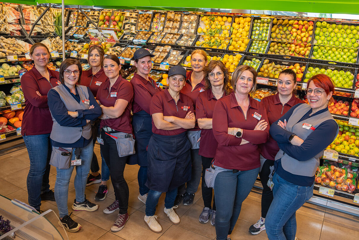 PR Foto Mehrere Personen_SPAR Team Kirchbichl Tirol neue Berufsbekleidung