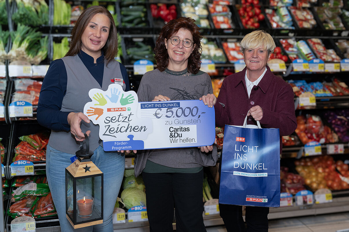 PR-Foto SPAR Spende Lerncafe mit Scheck