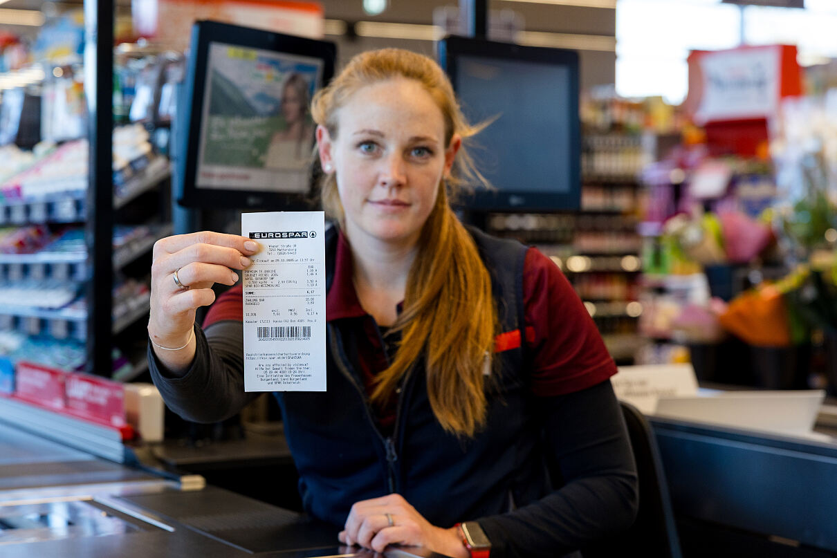 PR Bild 02 SPAR Tirol Bild Kassierin mit Kassabon
